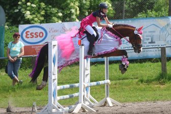 Warum es beim Turnier des Reitvereins Oberlungwitz auch um gutes Aussehen ging - Mia Mirese Müller gewann in Oberlungwitz auf Quintess das Kostümspringen.