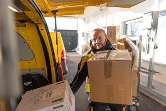 Warum es der Nicolaus am Nikolaustag nicht einfach hat im Erzgebirge - Wenn der Nicolaus zum Nikolaus die Geschenke bringt: Ordentlich zu schleppen hat besonders in diesen Tagen Zusteller Carsten Nicolaus aus Bärenstein. Bis zu 200 Pakete täglich wollen an die Frau beziehungsweise den Mann gebracht sein.