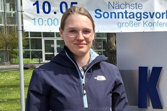 Warum es eine junge Medizinstudentin aus Halle nach Freiberg zieht: „Gefühl von Zuhause“ - Berufliche Zukunft in Mittelsachsen? Medizinstudentin Leonie Kerber am Freiberger Kreiskrankenhaus.