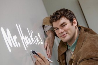 Warum es einen US-Amerikaner nach Plauen verschlagen hat - Robert Hankins aus den USA ist derzeit 16 Stunden pro Woche als Fremdsprachenassistent am Plauener Diesterweg-Gymnasium eingesetzt. Dort verbringt er ein durch ein Stipendium finanziertes Auslandsjahr.