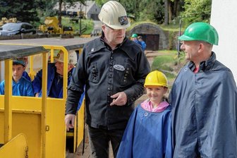 Warum es für den neuen Rundgang im Frohnauer Bergwerksstolln noch Geduld braucht - Neben den Bauarbeiten unter Tage läuft der Besucherverkehr im Markus-Röhling-Stolln weiter. Hier nimmt Marc Schwan die achtjährige Stella und Papa Jens Lochert aus Lossatal bei Wurzen mit in den Berg.