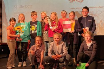Warum es für Rodewischer Jungjournalisten gleich zwei Preise gab - Die Schiller-Boten: Nilufar Dunyamaliyeva, Yvonne Geidel, Fynn Hoyer, Emilia Tennstädt, Lieselotte Petzold, Isabell Geidel, Lotta Seidel, Klara Eichmann, Finn Grunwald und (vorn) Rosalie Gruhn, Mia Sturm und Pia Kramer.