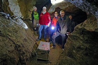 Warum es in der Syrauer Drachenhöhle jetzt eine Erdbeben-Messstation gibt - Hier kommt normalerweise kein Besucher hin: Die Messtechnik der Erdbebenstation steht im „Irrgarten“. Claudia Hein, Manuela Schindler, Lutz Sonnabend, Bürgermeister Michael Frisch und Sigward Funke (von links) machten während der geologischen Führung einen kleinen Abstecher.
