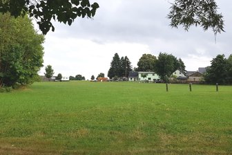 Warum es in einem vogtländischem Dorf mit dem Baugebiet nicht voran geht - Die Fläche befindet sich zwischen Mittlerer Straße, Pfarrstraße und Anger.