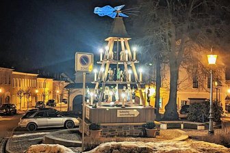 Warum es in Elterlein noch weihnachtet - Im Zentrum von Elterlein verbreitet die Ortspyramide nach wie vor ein bisschen Weihnachtsstimmung. Das Schild am Fuß deutet an, woran das liegt. Die Aufnahme entstand am Mittwochabend. 