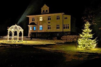Warum es in Elterlein noch weihnachtet - Nicht weit weg vom Elterleiner Markt zieht an der Geyerschen Straße auch noch Mitte Februar dieser Garten im Dunkeln die Blicke von Passanten und Autofahrern auf sich.