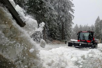 Warum es in Oberwiesenthal knirscht - Vor einige Tagen hatten die Oberwiesenthaler ihr Schneedepot geöffnet, um das übersommerte Gut auf den Strecken auszubreiten, jetzt kommen sie kaum hinterher, um dem Naturschnee Herr zu werden.