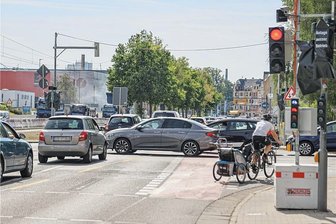Warum es sich auf der Zwickauer Straße in Chemnitz seit Mittwoch noch mehr staut - Wie auf dem Archivfoto von der Kreuzung Zwickauer Straße/Barbarossastraße staut sich auch derzeit dort der Verkehr.