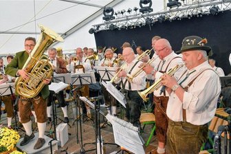 Warum es zum Tag der Einheit in Reichenbach gleich zweimal Blasmusik gibt - Die Original Hirschsteiner Musikanten sind Reichenbacher Lokalmatadoren - hier bei einem Auftritt 2016, rechts im Bild der musikalische Leiter Peter Zippel.