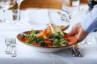 Warum Essen gehen im Erzgebirge nicht günstiger wird – Das sagen Gastronomen zur Mehrwertsteuer-Senkung - Die Steuersenkung auf Speisen bringt in der Praxis offenbar keinen spürbaren finanziellen Vorteil für die Gastwirte.