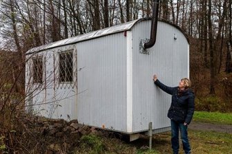 Warum für einen alten Bauwagen in Weiditz Preisgeld fließt - Diesen Bauwagen am Wald will die Weiditzer Naturschutzstation zur Bildungsarbeit nutzen. Dafür erhält das Team um Vereinsgeschäftsführerin Angela Schubert 2500 Euro aus einem Zukunftspreis des Freistaats.