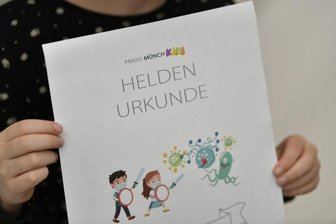 Warum Familien aus Mittelsachsen ihre Kinder impfen lassen - Die Freiberger Gemeinschaftspraxis Münch impfte am Samstag gut 50 Kinder gegen das Coronavirus. Für die Kleinen gab es ein Urkunde.
