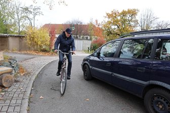Warum fehlende Poller in Lichtentanne für Zwist sorgen - Bei Gegenverkehr wird es besonders eng in der kritisierten Kurve am Carl-Otto-Schmelzer-Ring in Lichtentanne. Und für Gehwegbenutzer an manchen Stellen auch, wie man links im Bild sieht.