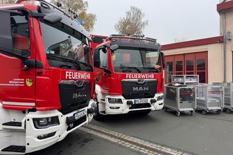 Warum Feuerwehr und Feuerwehrtechnisches Zentrum Freiberg neue Fahrzeuge erhalten - Die Feuerwehr Freiberg und das Feuerwehrtechnische Zentrum Freiberg erhielten am Dienstag zwei Wechselladerfahrzeuge mit Abrollcontainern und diversen Rollwagen.