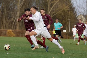 Warum Fortschritt Lichtenstein in der Fußball-Sachsenklasse auf einem Abstiegsplatz steht - Max Gehrmann, hier in Weiß gegen den BSV Irfersgrün, erzielte sieben der bisher 20 Lichtensteiner Tore.