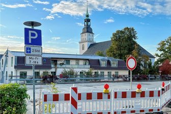 Warum Frankenberg Geld in das marode Parkdeck stecken will - Ist seit drei Jahren gesperrt: das nicht mehr standsichere Parkdeck in Frankenberg. Nun will die Stadt jene Flächen erwerben, die der Sparkasse Mittelsachsen gehören.