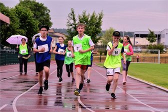 Warum Frankenberger wieder die Laufschuhe schnüren - Beim ersten Spendenlauf des Luthergymnasium Frankenberg absolvierten die Läufer im Vorjahr über 4000 Runden.