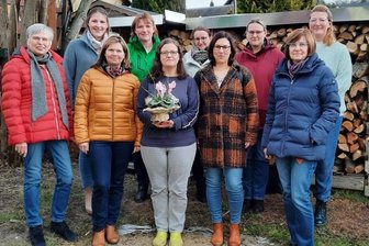 Warum Frauen einen neuen Verein gründen - Susan Heinrich (Bildmitte), die Vorsitzende des neu gegründeten Langenbernsdorfer Landfrauenvereins, und ihre Mitstreiterinnen. Zur Gründungsversammlung der Ortsgruppe waren auch die Präsidentin des Landfrauenverbandes, Monika Michael (l.), und die Geschäftsführerin Heike Sparmann (r.) anwesend.
