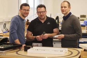 Warum Fraureuther Modellbahnbauer Arbeitszeit im Museum verbringen - Sebastian Fischer, Karsten Becker und Christian Fischer (von links) tüfteln gemeinsam an Neuheiten für die Modelleisenbahnfreunde in Sachsen und ganz Deutschland.