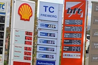 Warum Freiberger teurer tanken: Experten äußern Vermutungen - Die Spritpreise in Freiberg sind seit Monaten höher als in anderen Gemeinden und Städten, beispielsweise Chemnitz. Die an den Tankstellen zu sehenden Preisunterschiede betragen dabei durchschnittlich rund sechs Cent. Wie Einblicke in Tank-Apps zeigen, gar mit Preisunterschieden über zehn Cent. Bildgrafik: Uwe Mann, Fotos: Wieland Josch