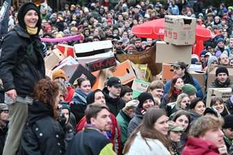 Warum Friedrich Merz Menschen auch in Sachsen auf die Straße treibt - Rund 5000 Menschen haben am Donnerstag in Leipzig gegen die Unionspläne zur Migration demonstriert. Die Demonstranten errichteten aus Pappkartons eine „Brandmauer“ gegen Rechts.