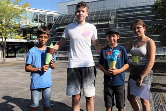 Warum Fünftklässler am Gymnasium Flöha einen besonders guten Start haben - Die Schülerpaten Hennig (2.v.l.) und Lilly (r.) begrüßen am Gymnasium Flöha begrüßten Dean (l.) und Albrecht.