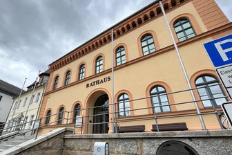 Warum für die Partnerstadt keine Israel-Flagge am Reichenbacher Rathaus weht - Vier Fahnenmasten stehen vorm Reichenbacher Rathaus. Flaggen sucht man daran vergebens.
