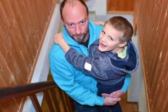 Warum für Janek an der Treppe Schluss ist - Ein Leichtgewicht ist Janek mit seinen sechs Jahren schon lange nicht mehr. Dennoch trägt ihn sein Vater André regelmäßig die Treppe hoch, weil dort oben sein Zimmer ist. Der Papa tut es gern für sein Kind. Doch mit jedem Kilo mehr wird es für ihn anstrengender.