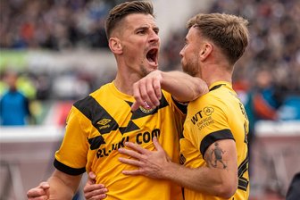 Warum Fußball-Drittligist Dynamo Dresden mit breiter Brust in Richtung Aufstieg marschiert: Eine Analyse - Dynamo-Kapitän Stefan Kutschke hat getroffen und Lars Bünning eilt zum gemeinsamen Jubel herbei.