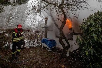 Warum Gartenlauben im Winterhalbjahr so oft brennen - Eine Laube an der Plauener Kemmlerstraße brannte Anfang vollständig aus. Um zu dem Gartenhaus in einer Kleuingartenanlage zu gelangen mussten die Berufsfeuerwehr sowie die Freiwilligen Wehren Plauen Mitte und Neundorf rund 400 Meter Schlauch legen. 