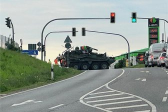 Warum gerade so viele US-Militärkonvois durch die Region rollen - Ein US-Radpanzer hat am Freitagmorgen auch eine Kreuzung an einer Tankstelle im mittelsächsischen Lichtenau blockiert.