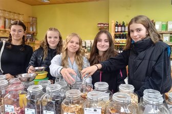Warum Gersdorfer Oberschüler in Werdau einkaufen - Melia Lippold, Nelly Kirsten, Aamina Jolyn Lewerenz, Rabea Unger und Amely Schneider (von links) stöberten im Sortiment des Unverpackt-Ladens an der Werdauer Poststraße 1. Und füllten sich ihre mitgebrachten Behältnisse.