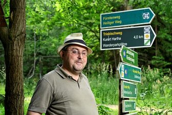 Warum gibt es in Sachsen nicht mehr Wanderwege, Herr Wegewart? - Kreiswegewart André Kaiser kümmert sich im Tharandter Wald um die Beschilderung der Wanderwege.