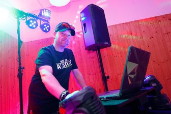 Warum gibt es keinen Striptease bei der Mutti-Tanznacht in Langenchursdorf? - DJ Evil Stevil (Steve Röbert) legt bei der Mutti-Tanznacht wieder Wunschmusik auf.