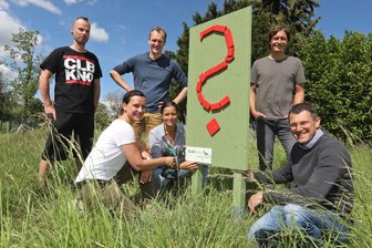 Warum Glauchauer am Spielplatz "Garten Eden" ein großes Fragezeichen aufstellen - Thomas und Anja Kubbe, Knut und Lydia Kielmann, Cindy Stopp, Andreas Riese und Andreas Wagner haben dieses rote Fragezeichen in Glauchau aufgestellt.