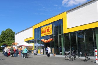 Warum Grillhähnchen zur Netto-Markt-Eröffnung in Flöha der Renner sind - Großer Andrang herrschte am Eröffnungstag im neuen Netto-Markt in Flöha. Am Grillhähnchenstand bildete sich eine lange Schlange.