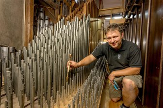 Warum große Pfeifen im Erzgebirge jeden Sommer zur Durchsicht müssen - Alois Grund aus Forchheim, Orgelbauer in der traditionsreichen Firma Hermann Eule aus Bautzen, hat die große Walcker-Orgel in der Sankt Annenkirche in Annaberg vor dem Start der Sommermusiken einer gründlichen Durchsicht unterzogen.
