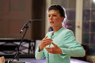 "Warum gründen Sie keine Partei in Ostdeutschland, Frau Wagenknecht?" - Sahra Wagenknecht zu Gast im Zwickauer Käthe-Kollwitz-Gymnasium. In ihrem Vortrag geht es um Lifestyle-Linke, die von oben herab auf die Ärmeren schauen, die sich weder Bioessen noch Elektroautos leisten können. 