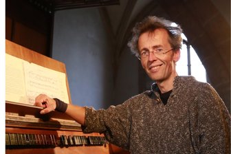 Warum Händel in Waldkirchen genau so klingt - der Organist erklärt‘s vor dem Konzert - Organist Wieland Meinhold kennt die Waldkirchener Schuster-Wolf-Orgel aus dem Effeff.