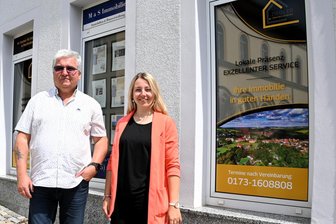 Warum Häuser auch im Vogtland immer teurer werden: „Billiger zu bauen, funktioniert nicht“ - Andreas Stork übergibt die von ihm verwalteten Immobilien an Tochter Janine Ziegler.