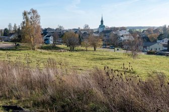 Warum Häuslebauer in Wiederau glücklich werden könnten - Der Blick von der Nordseite des geplanten Wohnbaugebiets in Richtung Gemeindeamt, Kirche und Feuerwehr.