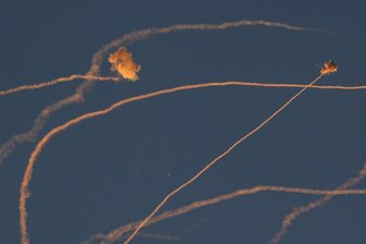 Warum Hamas und Hisbollah noch feuern können - Rauchschwaden sind zu sehen, als das israelische Raketenabwehrsystem Geschosse aus dem Libanon abfängt.