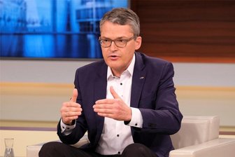 "Warum hast du eine doppelte Moral?" - CDU-Außenpolitiker kritisiert Kretschmers Ukraine-Aussagen scharf - Der CDU-Bundestagsabgeordnete Roderich Kiesewetter, hier bei einem Auftritt bei "Anne Will", kritisiert Aussagen von Sachsens Ministerpräsident Michael Kretschmer zur Ukraine scharf. 