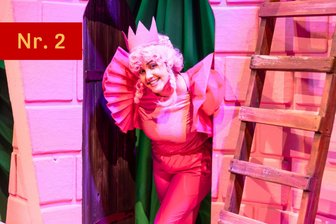 Warum hinter einer Tür in Annaberg sogar eine Prinzessin wohnt - Sie gehört zu den Bewohnern des neuen Schlosses in Annaberg: Schauspielerin Annalena Oswald spielt im aktuellen Weihnachtsmärchen des Eduard-von-Winterstein-Theaters Prinzessin Simplinella. Die Tür zum pinken Schloss öffnet sich im Dezember nahezu täglich auf der großen Bühne des Hauses.