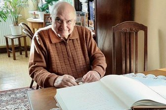 Warum historische Stühle aus dem Leipziger Rathaus noch heute im Schloss Netzschkau stehen - Dr. Peter Beyer trägt sich ins Goldene Buch der Göltzschtalbrücke ein. Er steht nun auf der zweiten Seite dieses Buches, das die Städte Reichenbach und Netzschkau gemeinsam führen. 