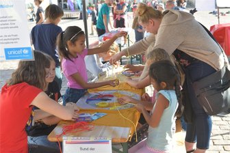 Warum Hunderte Mädchen und Jungen auf dem Freiberger Obermarkt tanzen - Viele Infostände und Mitmachgelegenheiten gab es zum Weltkindertag auf dem Obermarkt von Freiberg.