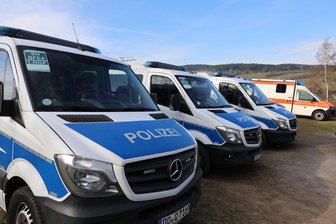 Warum im Erzgebirge plötzlich so viele Polizeifahrzeuge unterwegs waren - Mehrere Einsatzfahrzeuge der Polizei waren im Altkreis Aue-Schwarzenberg unterwegs.