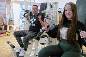 Warum im Erzgebirge wieder verstärkt junge Kunden Fitness-Studios aufsuchen - Seit kurzem trainiert Jasmin Rösch im Zschopauer Fitness-Studio "High 50" gemeinsam mit ihrem Vater Carsten Rösch. 