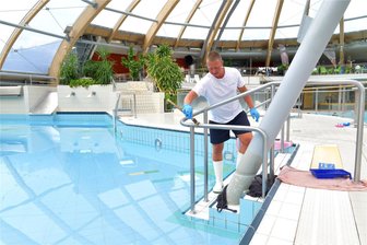 Warum im Freiberger Johannisbad gerade jetzt gebaut wird - Kevin Mitev, Fachangestellter für Bäderbetriebe, hat sich am Montag der Edelstahlpflege im Hallenbereich des Freiberger Johannisbades gewidmet. Die Einrichtung an der Johann-Sebastian-Bach-Straße in der Silberstadt bleibt bis einschließlich 22. September 2024 komplett geschlossen. Grund sind Instandhaltungsarbeiten.