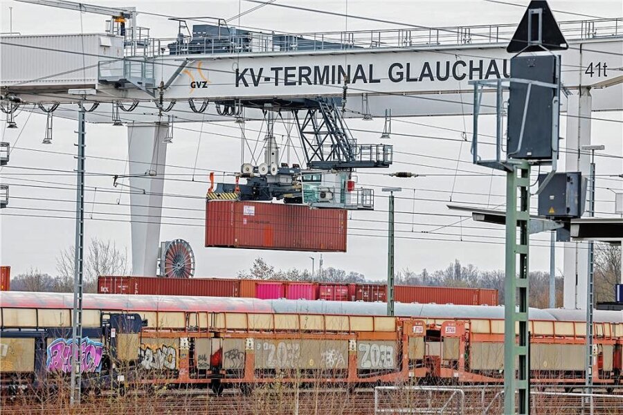 Warum im Glauchauer Güterverkehrszentrum viel in der Schwebe hängt - Der Container-Terminal am Glauchauer Bahnhof. Vor Gericht geht es um MIllionen.